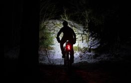 mountainbike-cyklist på natten