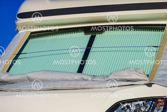 Motorhome with thermal screen blind