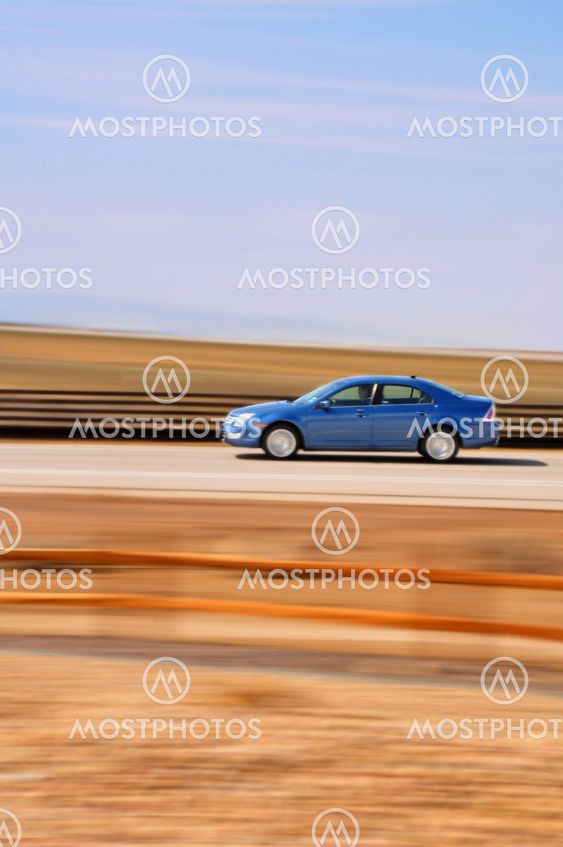 Sininen auto Motion Blur kanssa