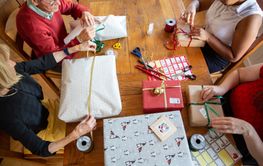 Familj slår in julklappar