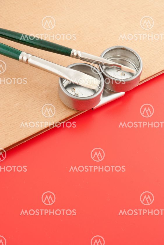 Målare pallete detalj med penslar