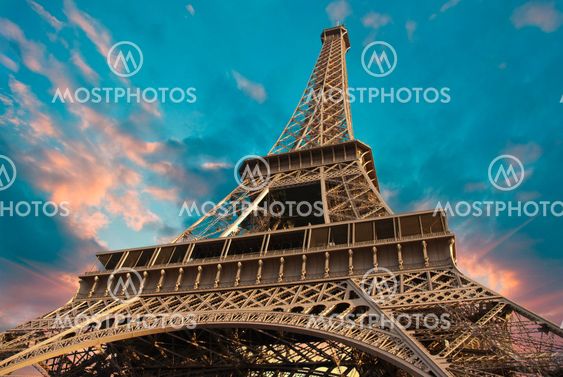 Eiffel Tower vastaan Pilvinen taivas auringonlaskun aikaan