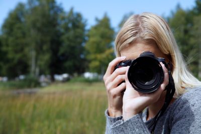Kvinna fotograferar