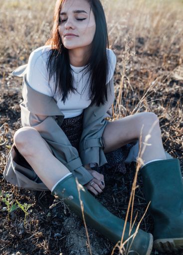 Beautiful fashionable brunette woman in gray coat...