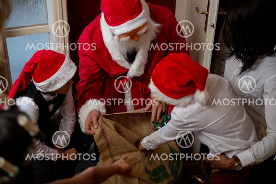 Trött delar ut julklappar