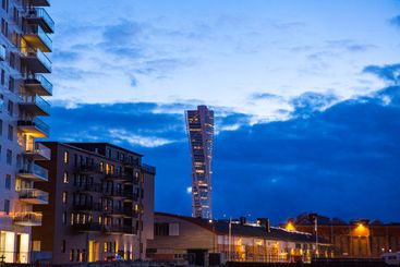 Turning Torso i kvällsljus, sett från Västra hamnen i Malmö