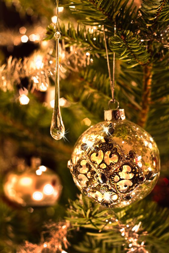 Julgran dekoration i silver och glas