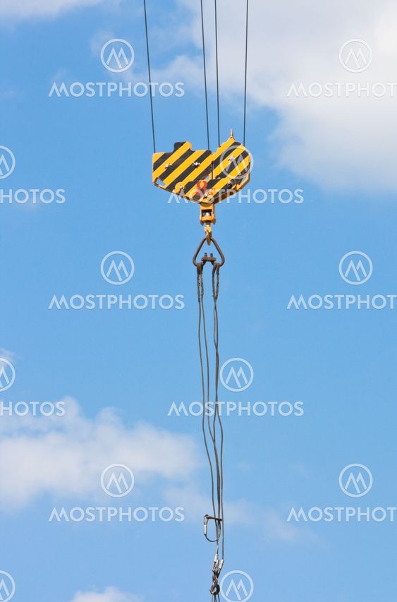 Crane krok under blå himmel med moln