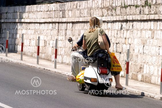 Par på vespa i Dubrovnik