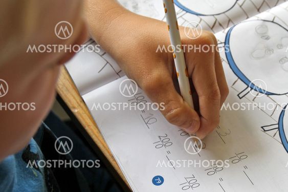 Poika tekee matemaattiset oppitunti 1