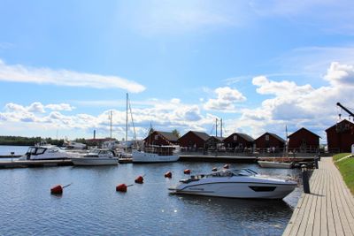 En vacker sommardag vid Västra Kajen i Piteå