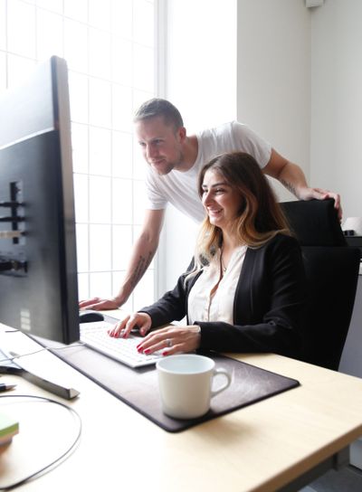 Man och kvinna vid dator