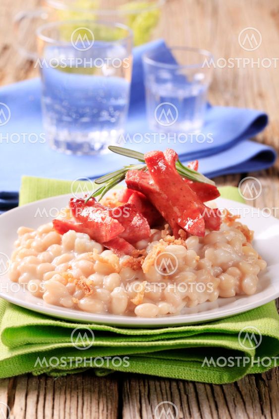 White beans with wursts