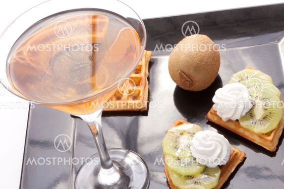 Kiwi Tart Slices with Drink