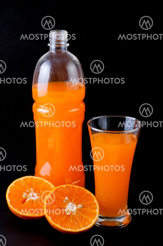 Orange juice and fresh oranges
