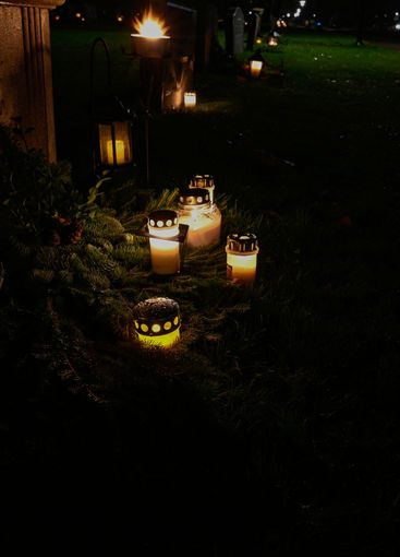 Gravljus på kyrkogård på Alla helgons afton