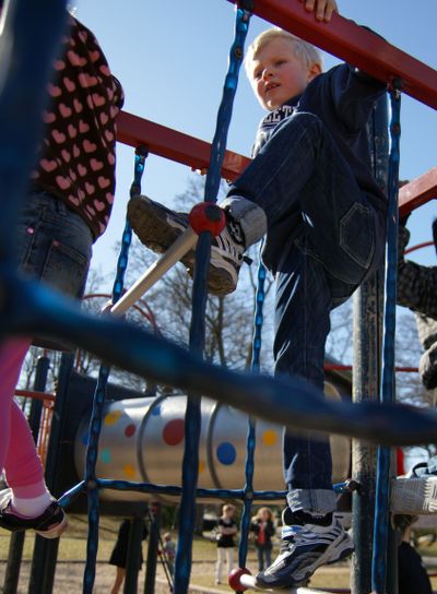 Pojke i lekpark 2
