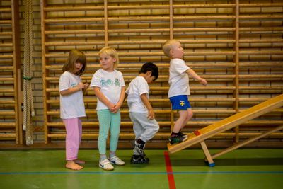 Barn har gymnastik.