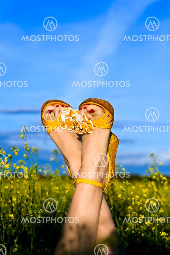 Sommarfötter mot blå himmel