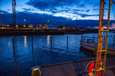 Kvällsljus vid vattnet i Västra hamnen i Malmö
