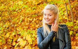 Fashion woman relaxing in autumn park