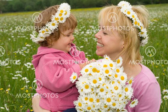 Plocka blommor med mamma