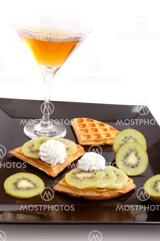 Kiwi Tart Slices with Drink