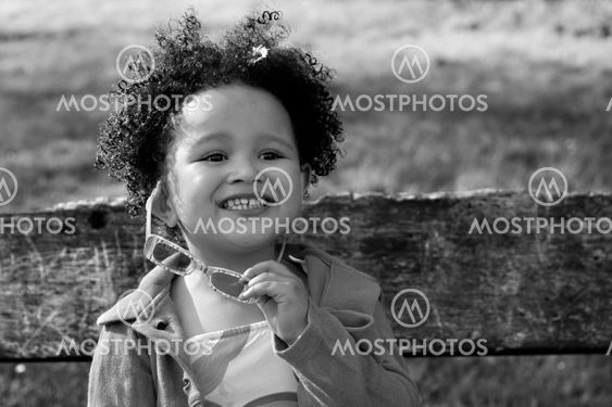 Unge sort pige med briller smilende
