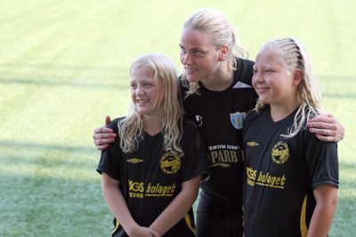 Lisa Dahlqvist tillsammans med unga fotbollstjejer