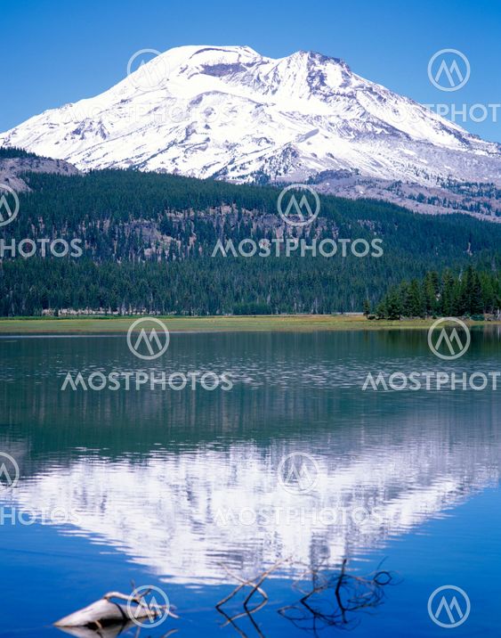 Sparks Lake oregon with Mount Bachlor reflected