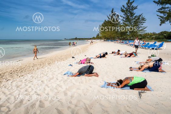 Yoga på stranden i Bahamas