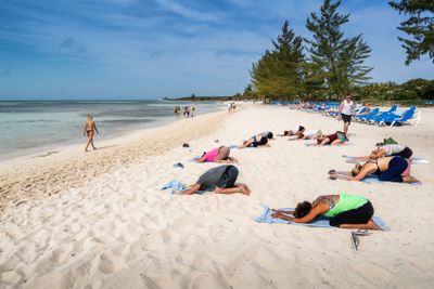 Yoga på stranden i Bahamas