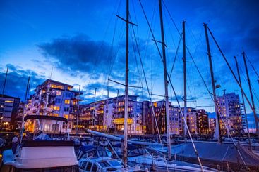 Kvällsljus vid båthamnen i Västra hamnen i Malmö