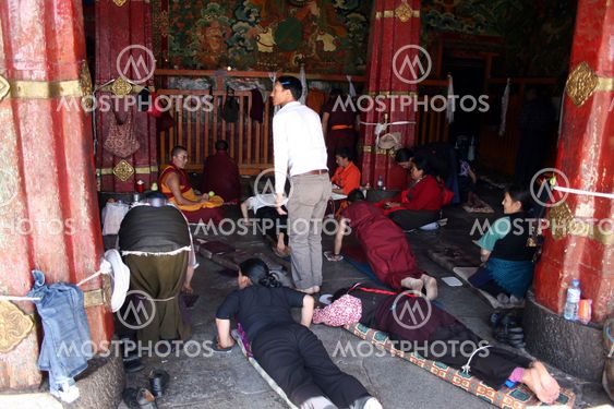 Chinese and Tibetan praying together