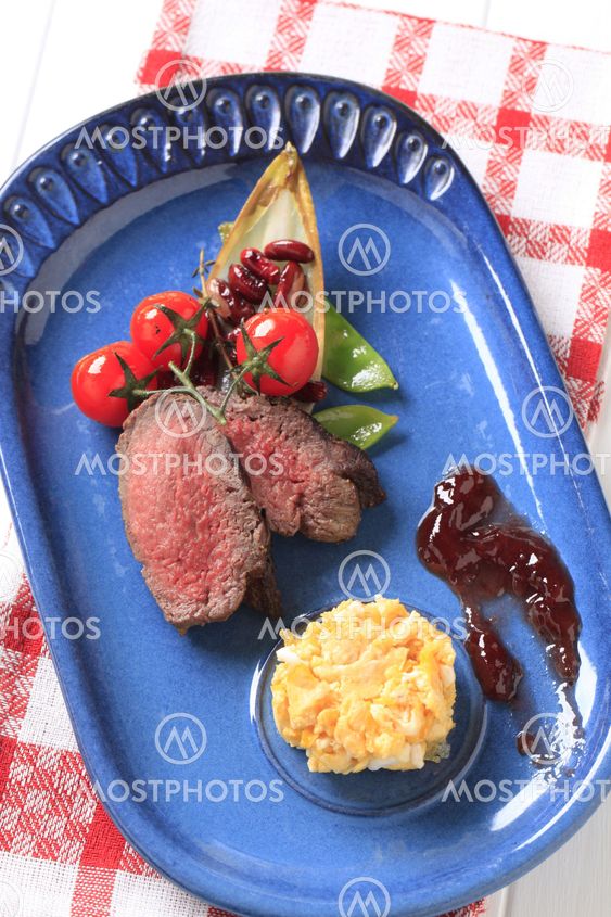 Roast beef, scrambled eggs and vegetables