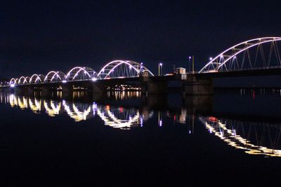 Bergnäsbron speglar sig i Luleälven