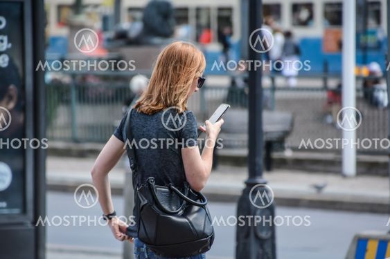 Kvinna med mobiltelefon