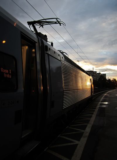 X2000 på station  i skymningen