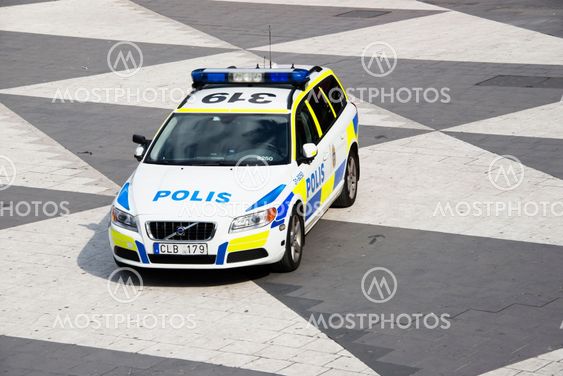 En polisbil parkerad på Sergels torg (plattan)