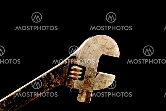 Monkey wrench på svart