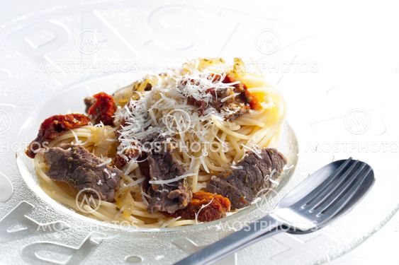 spaghetti med oksekød og tørrede tomater
