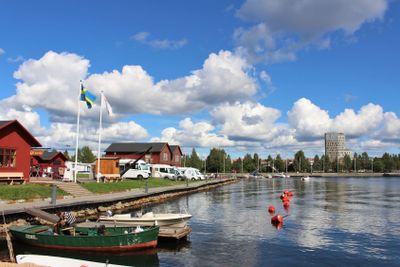En vacker sommardag vid Västra Kajen i Piteå