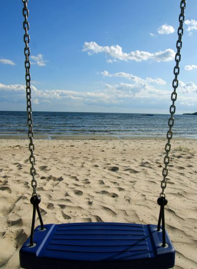Hälleviks havsbad gunga på stranden