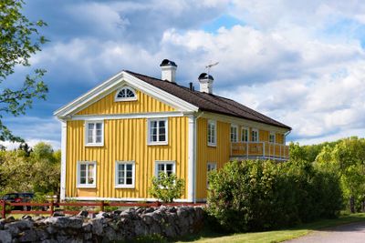 Traditionell gul målad Mångårdsbyggnad i Småland,...