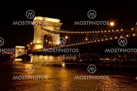 Night image of the hungarian chain Bridge