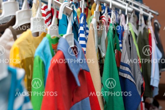 Shelving with varicoloured cloth