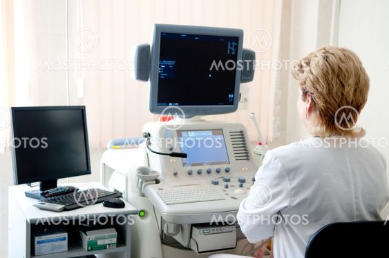læge i ultrasound undersøgelsen