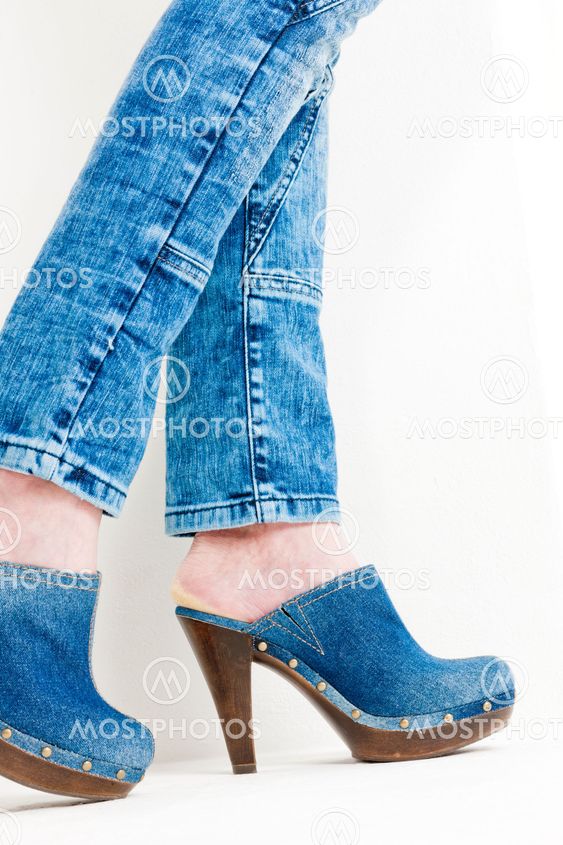 yksityiskohtaisuuden nainen yllään denim puukengät