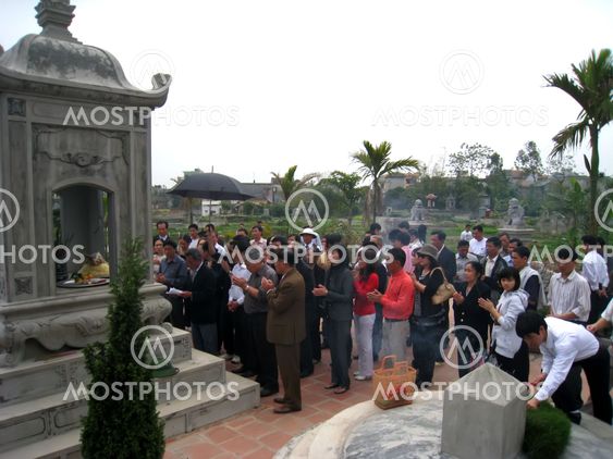 People burn incense ancestral tomb