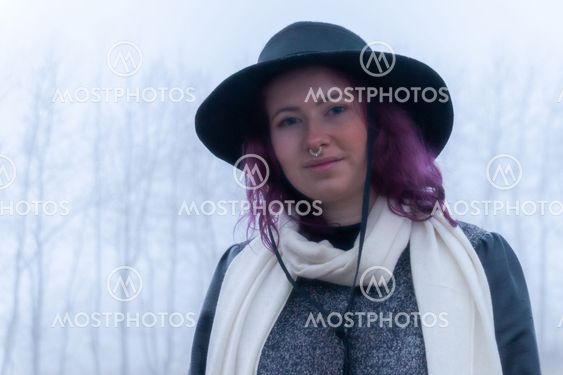 Ung kvinna med personlig stil - Silvertid